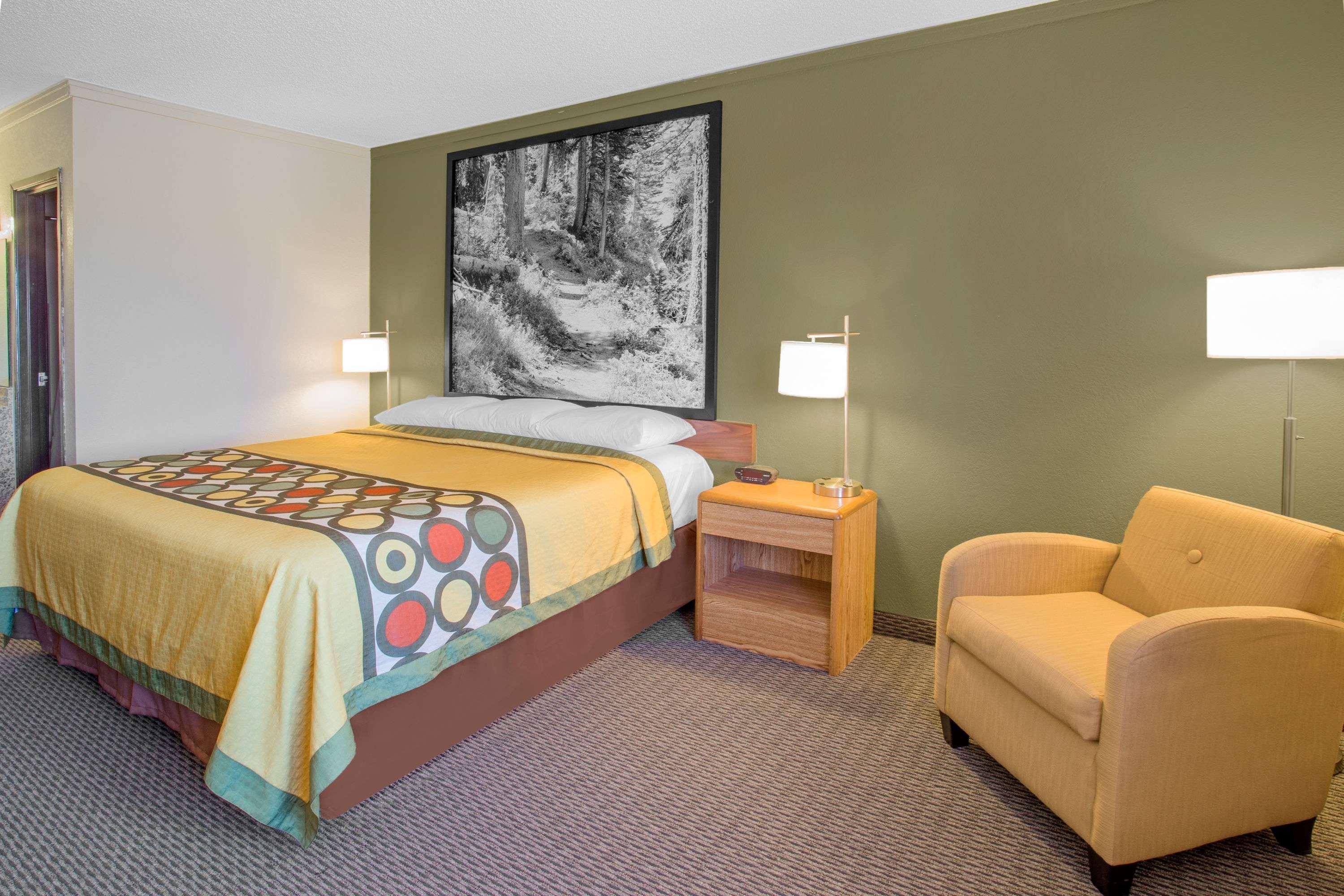Hotel Super 8 By Wyndham Windsor/Madison North Extérieur photo